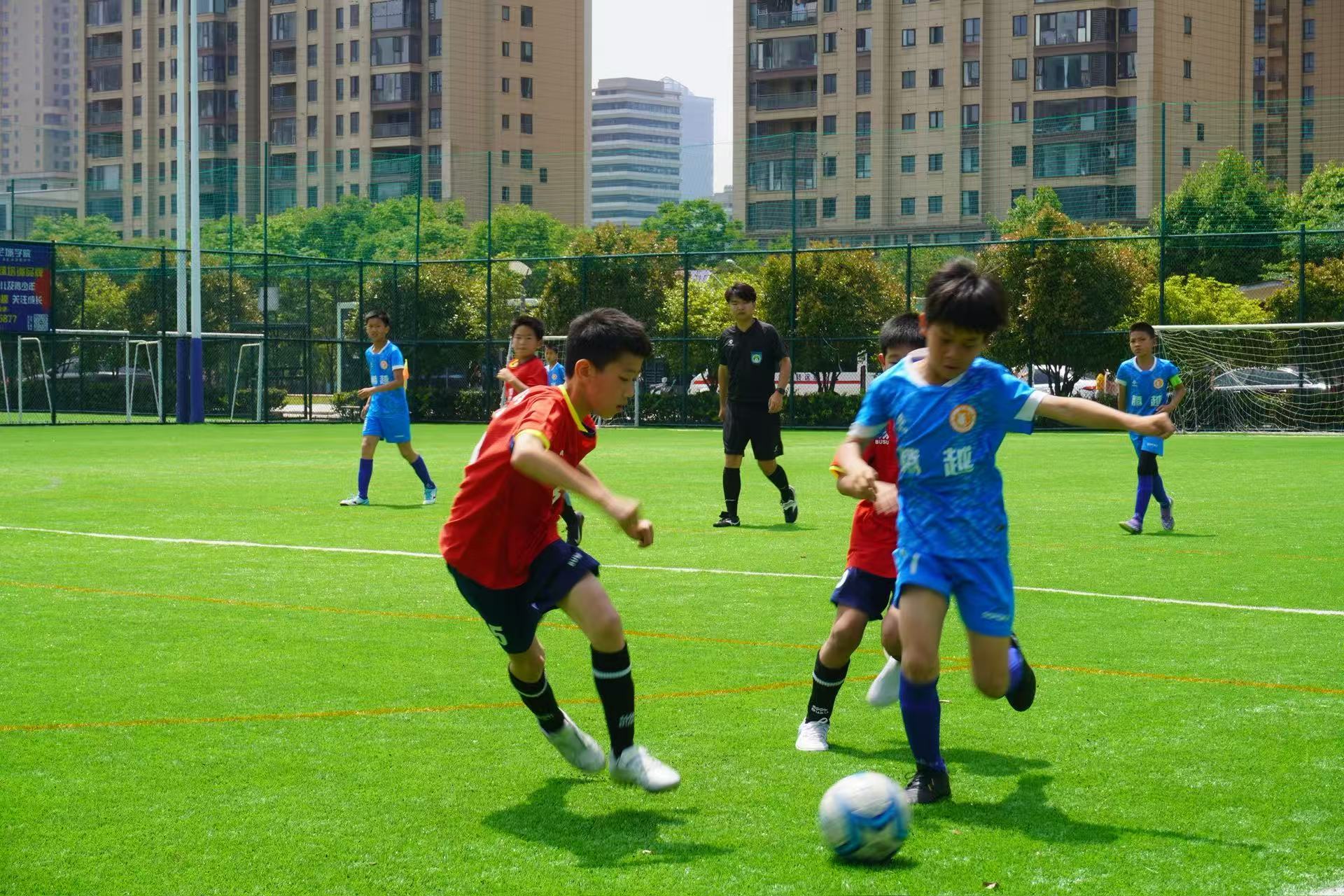 洪山一小u10组足球队员比赛中1.jpg