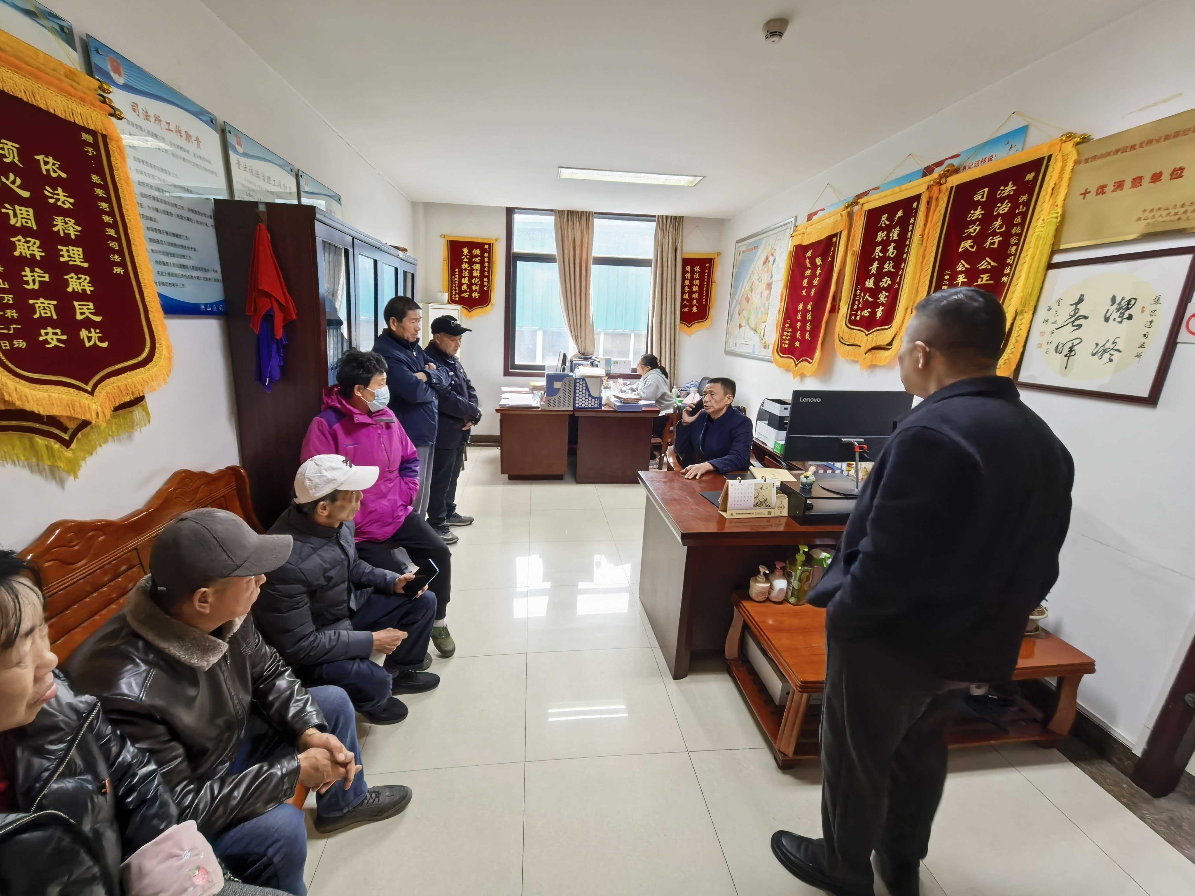 为讨薪群体提供法律咨询及电话调解服务.jpg